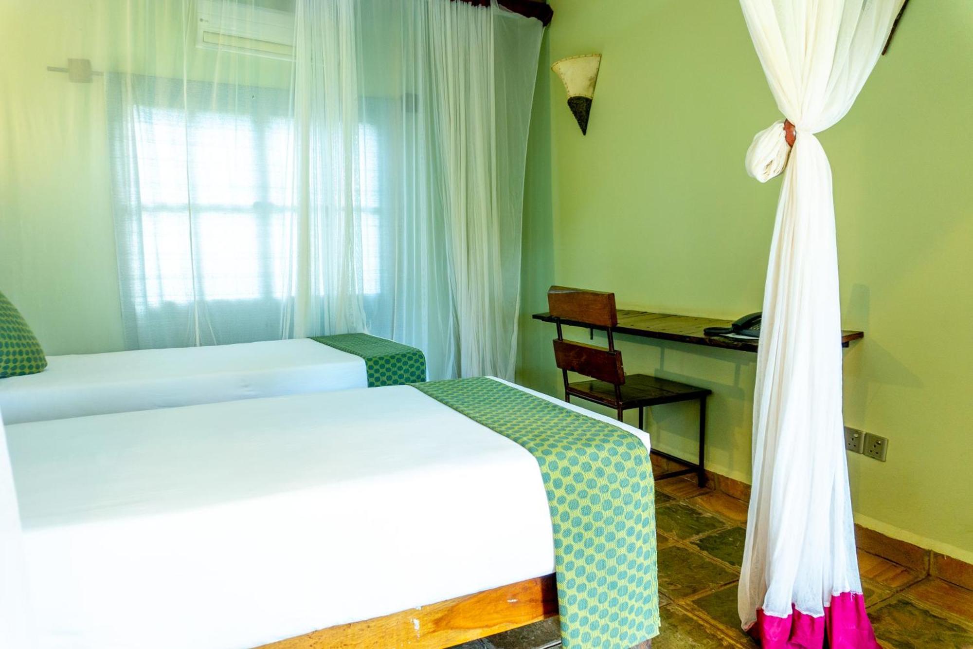 Weru Weru River Lodge Моши Екстериор снимка