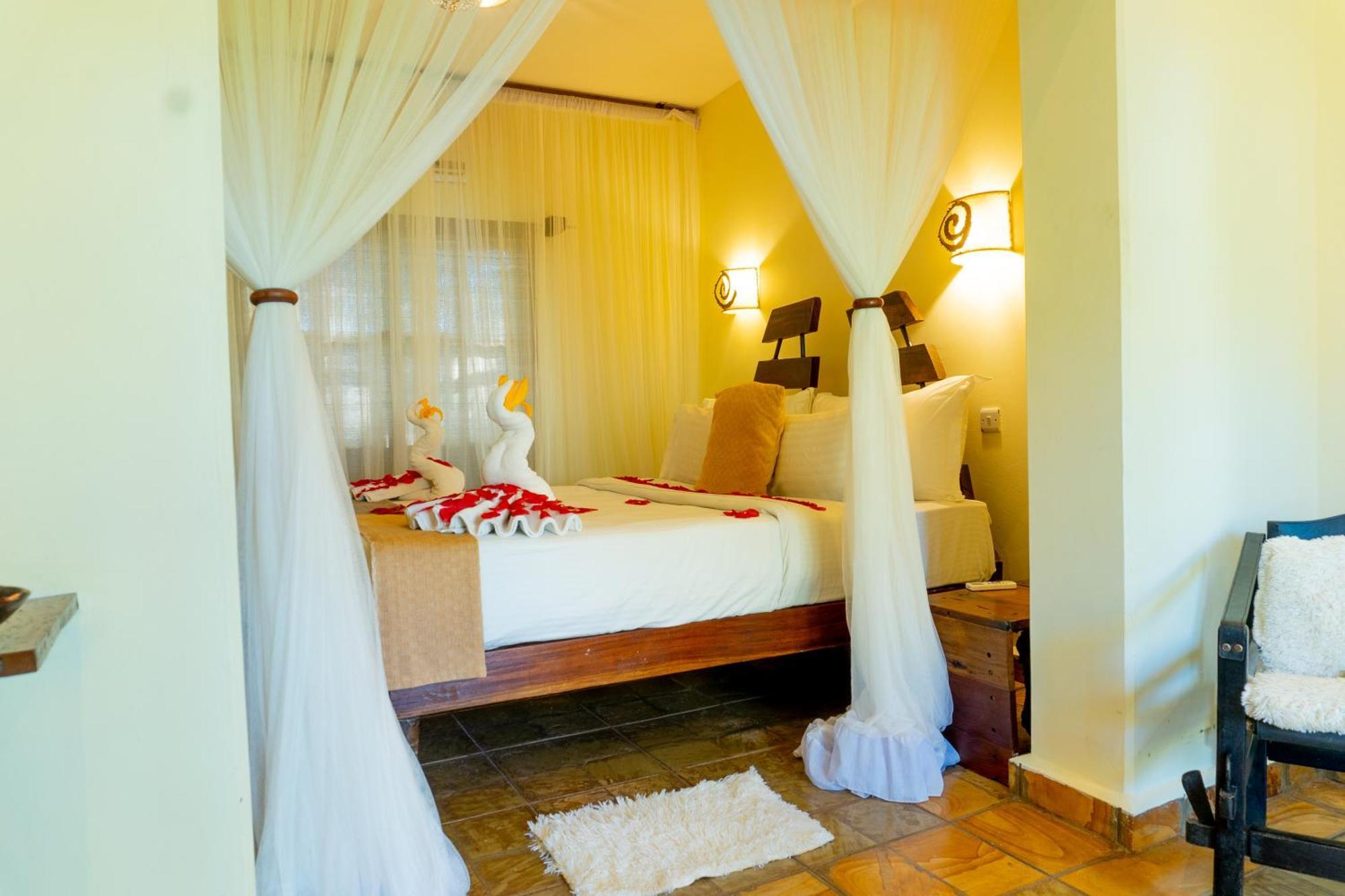 Weru Weru River Lodge Моши Екстериор снимка