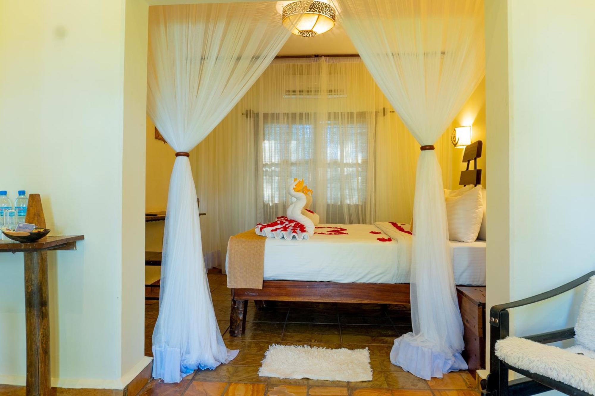 Weru Weru River Lodge Моши Екстериор снимка