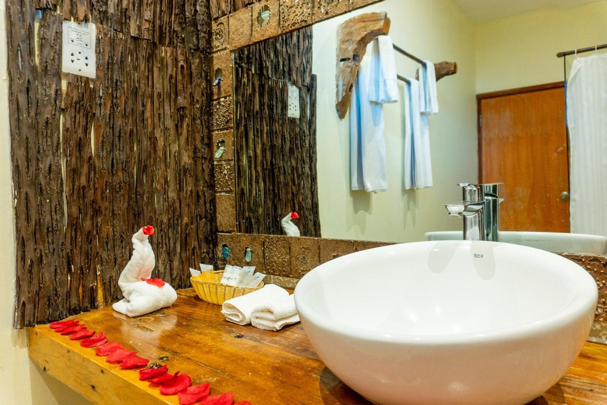 Weru Weru River Lodge Моши Екстериор снимка