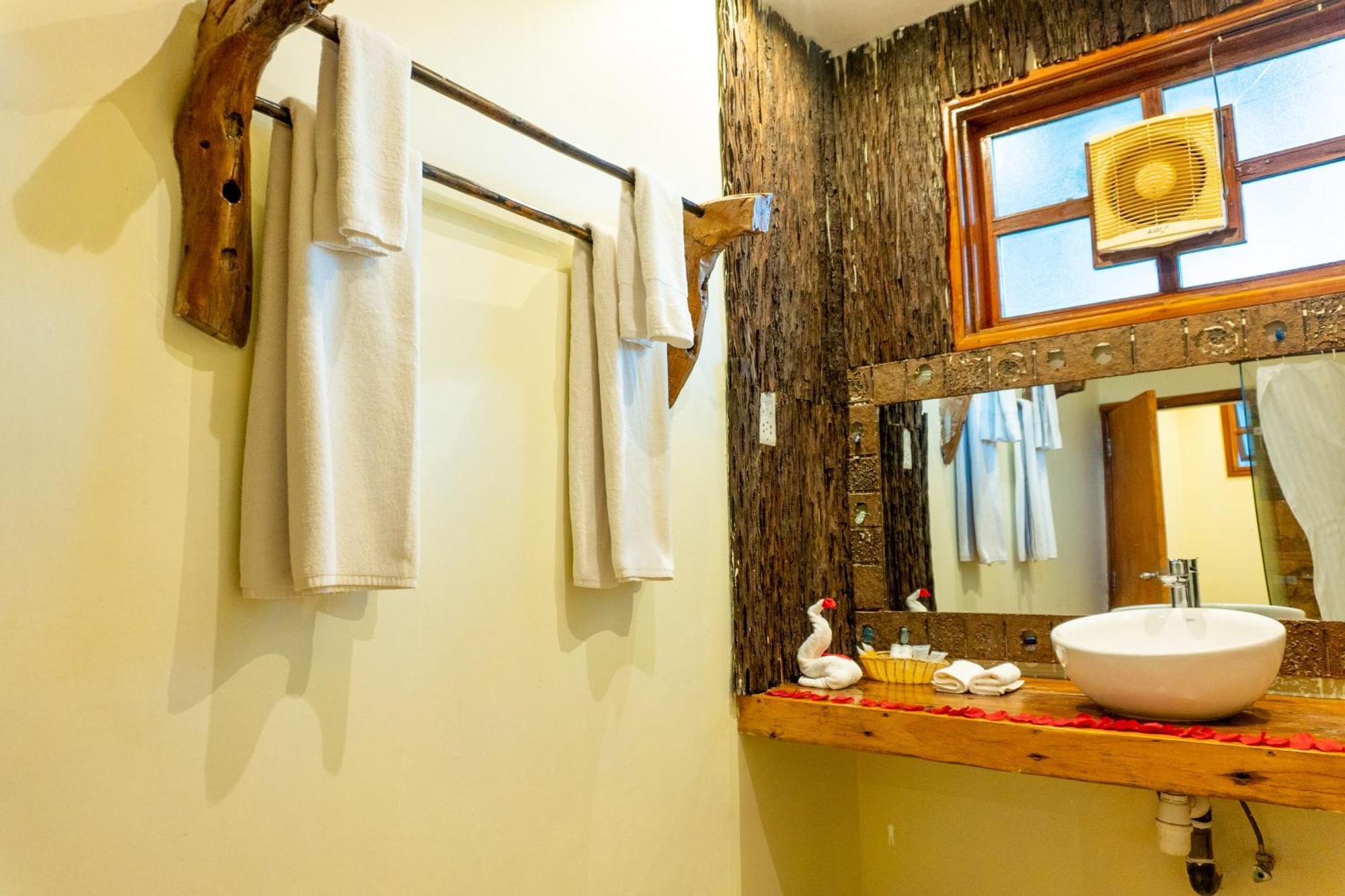 Weru Weru River Lodge Моши Екстериор снимка